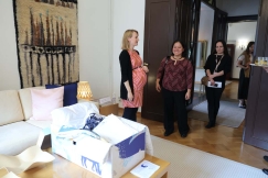 Unboxing-The-Finnish-Baby-Box-Finland-embassy-3