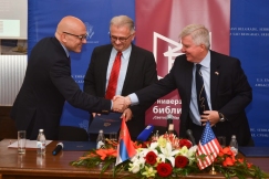 Us Ambassador Helps In The Restoration Of The University Library