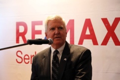 US Ambassador Kyle Scott and Minister Đorđević at the opening of the RE/MAX Serbia